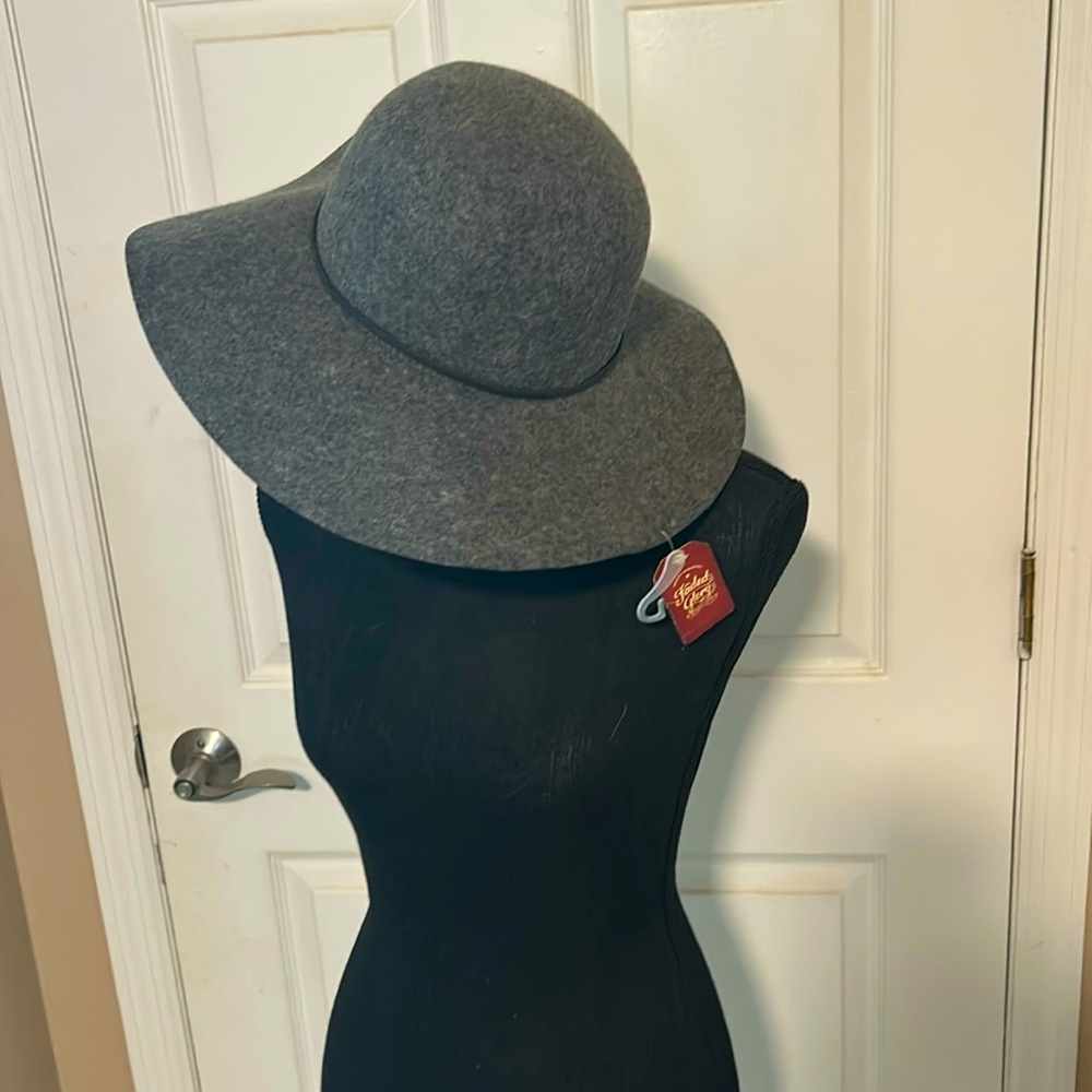 3 women’s hats